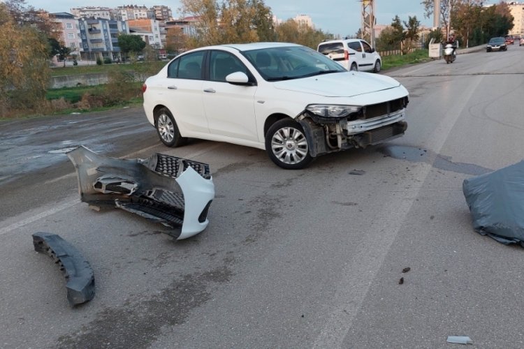Samsun'da motosiklet otomobil ile &ccedil;arpıştı: 2 yaralı