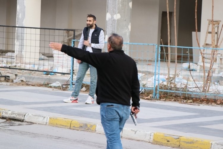 Bir kişiyi t&uuml;fekle vurdu, yakalanacağını anlayınca dehşet sa&ccedil;tı