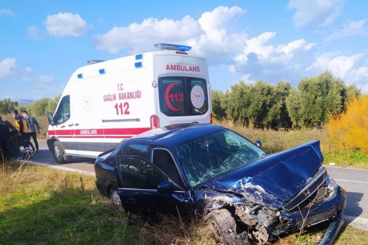 Manisa'da iki otomobil kafa kafaya &ccedil;arpıştı: 3 yaralı