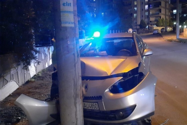 Aydınlatma direğine &ccedil;arpan s&uuml;r&uuml;c&uuml; yaralandı