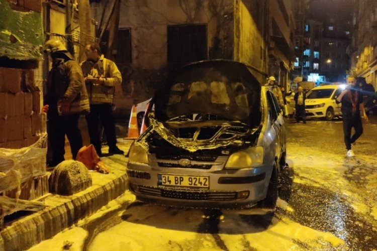 İstanbul'da park halindeki otomobil yanarak k&uuml;l oldu