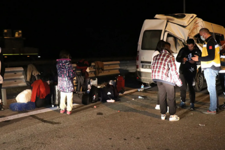 Sakarya'da 5 aracın karıştığı zincirleme kaza! 5 sporcu yaralandı