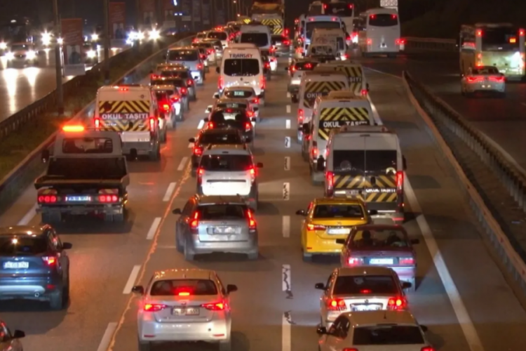 İstanbul'da haftanın ilk g&uuml;n&uuml;nde trafik yoğunluğu