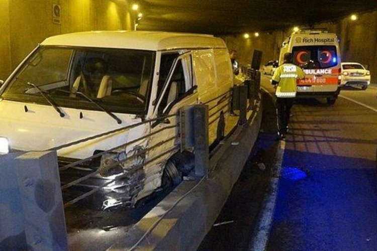 Minib&uuml;s&uuml;n camından fırlayıp karşı y&ouml;ndeki otomobile &ccedil;arptı