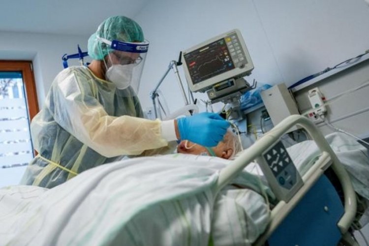 D&uuml;nya Covid-19'un Omicron varyantına karşı sınır &ouml;nlemlerini artırdı