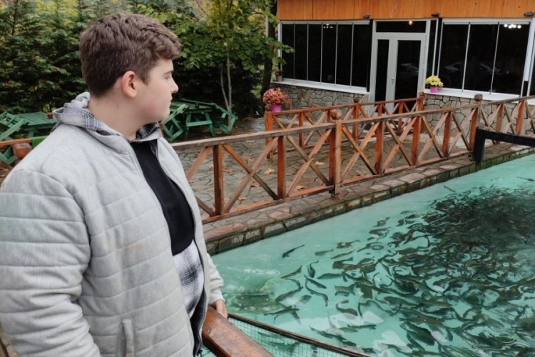 Bursa'da o işletmede herkes yiyeceği balığı kendi tutuyor