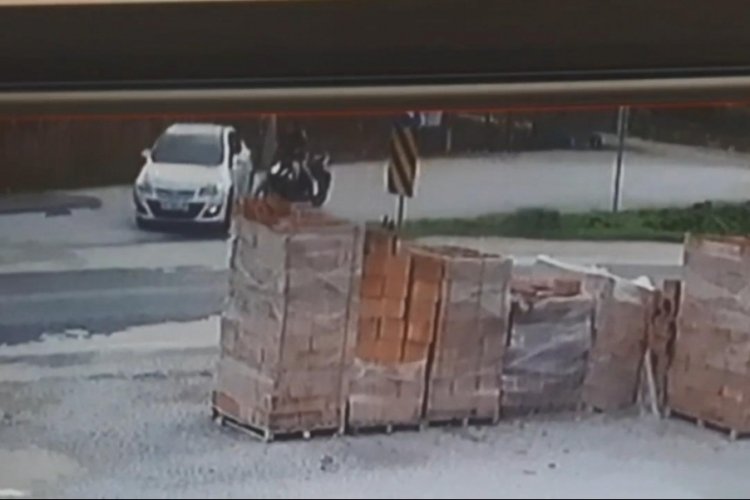 Bursa'da hatalı d&ouml;n&uuml;ş yapan otomobil motosikletle &ccedil;arpıştı