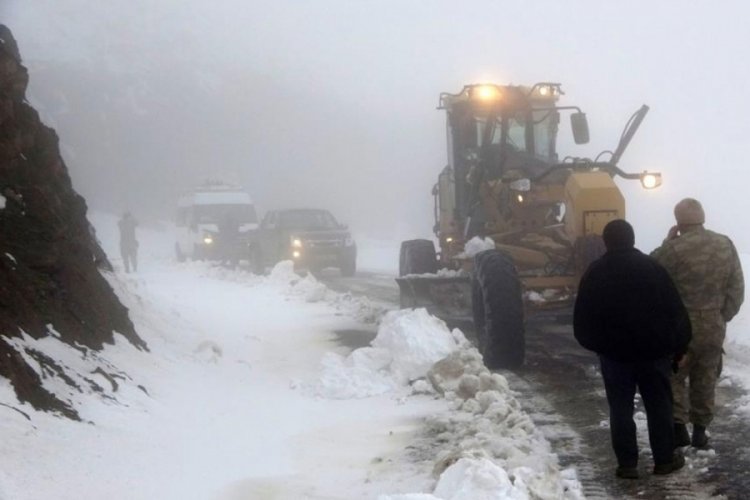 Ekiplerin kar mesaisi! &Ccedil;ok sayıda k&ouml;y ve mezra yolu kapandı