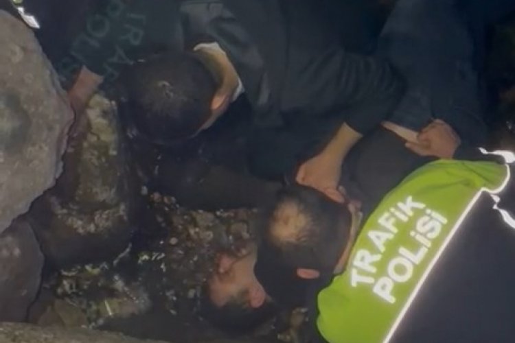 Bursa'da d&ouml;vd&uuml;kleri kişiyi denize attılar