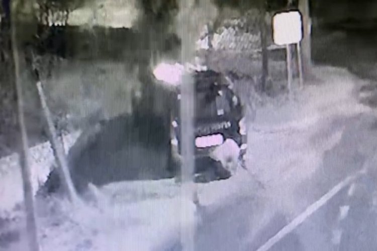 Yolda kaldı diye yardım ettikleri adam hırsız &ccedil;ıktı