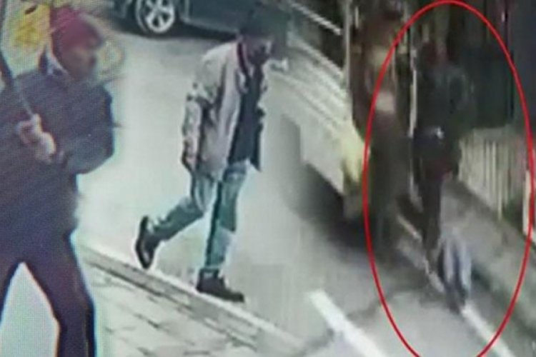 Babasını sokak ortasında sopayla d&ouml;vd&uuml;