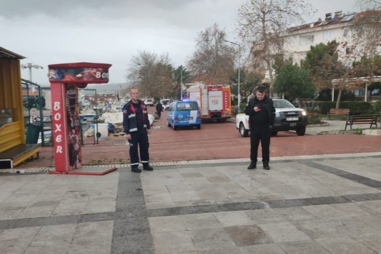 Fırtına işyerlerinin tabelalarını denize u&ccedil;urdu