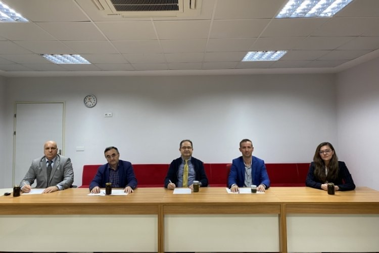 BU&Uuml;'l&uuml; akademisyenlerden tamamen doğal arı yemi ve fonksiyonel bal