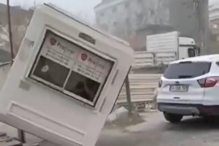 Fırtınada g&ouml;revli i&ccedil;indeyken g&uuml;venlik kul&uuml;besi u&ccedil;tu!