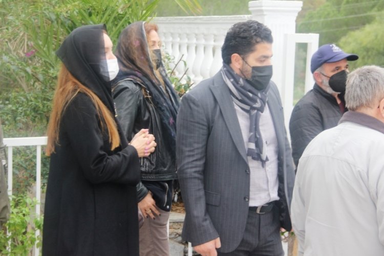 Ebru Şallı g&ouml;zyaşları i&ccedil;erisinde babasını uğurladı