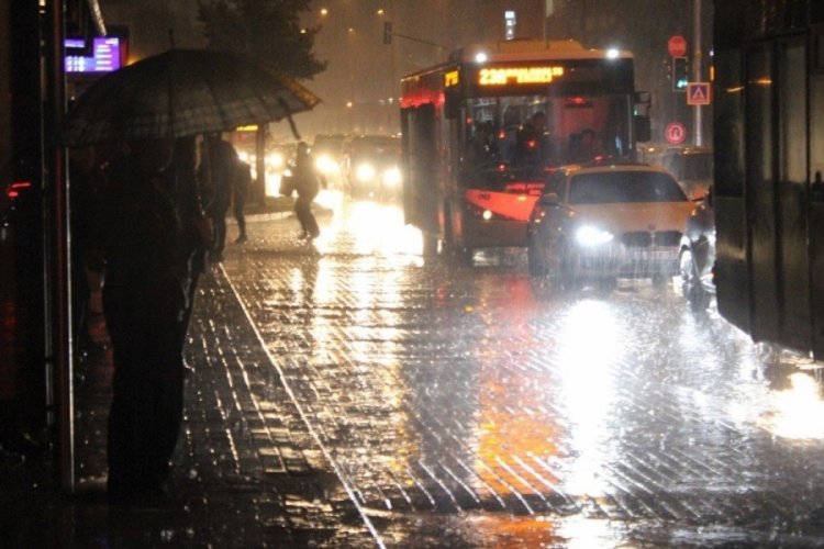 Bursa'da etkili lodos yerini sağanak yağışa bıraktı