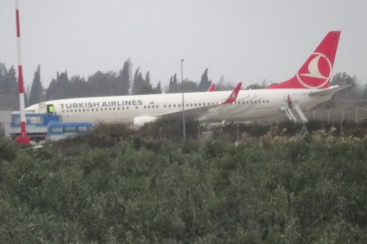 Diyarbakır-İstanbul seferini yapan THY'ye ait u&ccedil;ak Edremit'e y&ouml;nlendirildi