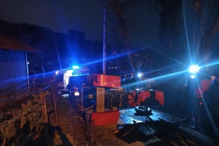 Devrilen trakt&ouml;r&uuml;n altında kalan s&uuml;r&uuml;c&uuml; hayatını kaybetti