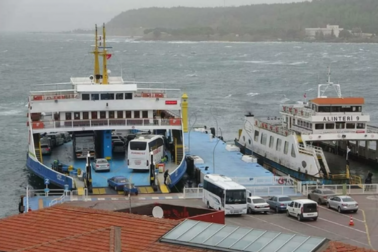 &Ccedil;anakkale'de feribot seferlerine fırtına engeli