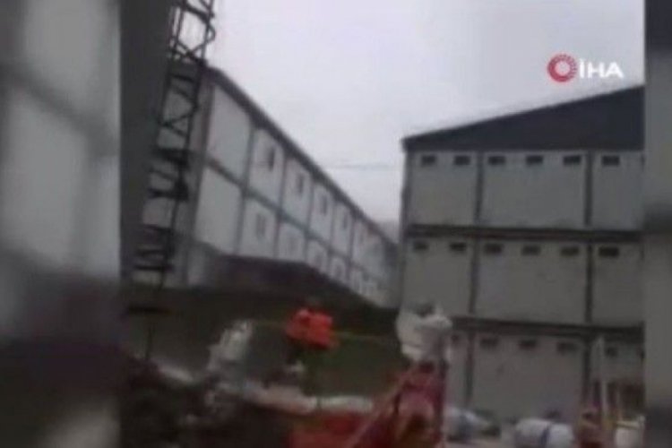 İş&ccedil;ilerin lodostan korunmak i&ccedil;in girdikleri binanın &ccedil;atısı u&ccedil;tu