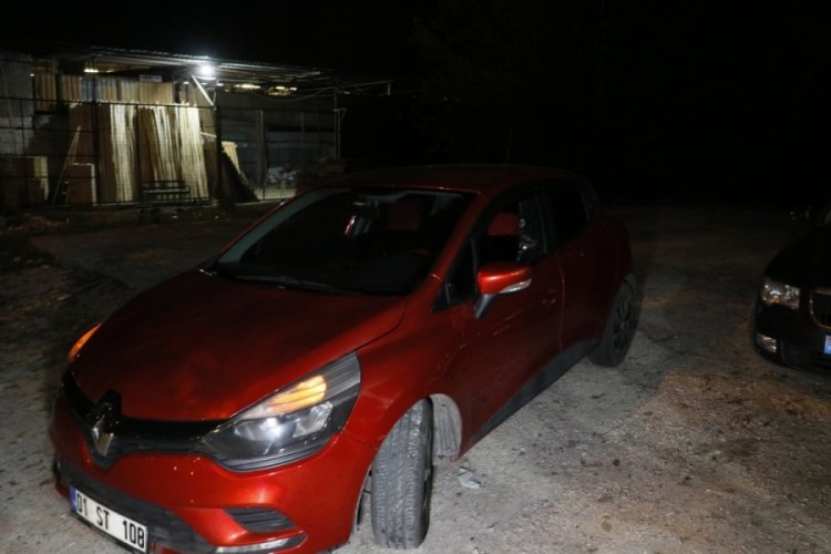 Adana'da seyir halindeki otomobile &ccedil;apraz ateş a&ccedil;ıldı: 1 &ouml;l&uuml;, 1 yaralı