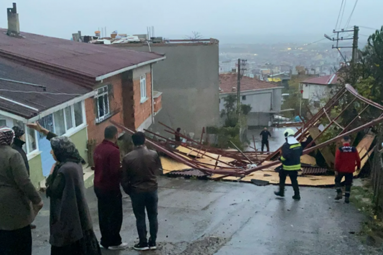 Fırtınada &ccedil;atısı u&ccedil;an binadaki &ccedil;eyizleri teker teker kurtardı