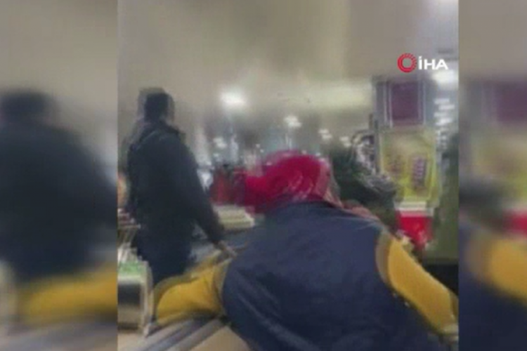 Fırtınaya denizin ortasında yakalanan feribotta korku dolu anlar