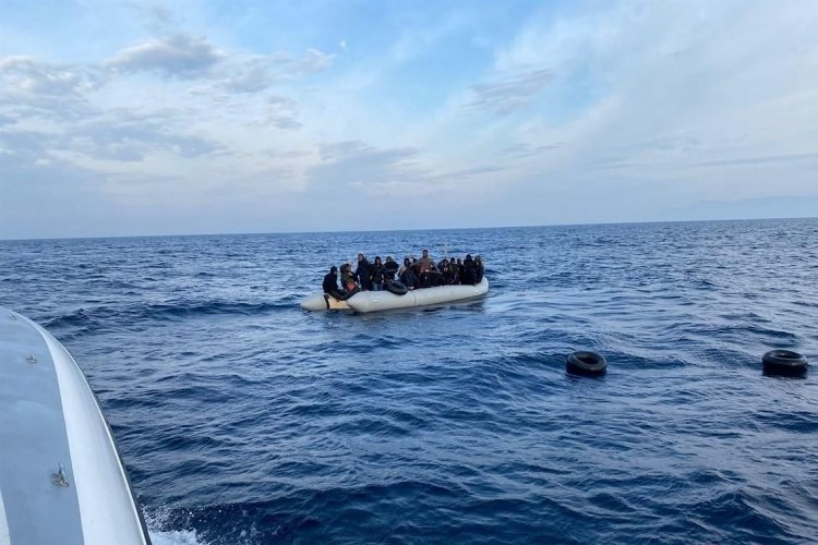 İzmir'de Yunanistan unsurlarınca geri itilen 65 d&uuml;zensiz g&ouml;&ccedil;men kurtarıldı
