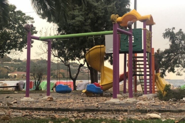 Bursa'da Gemlik'in fırtınanın g&ouml;rd&uuml;ğ&uuml; zarar g&uuml;n ağarınca ortaya &ccedil;ıktı