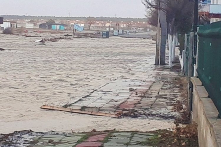Deniz taştı, evlerin sular altında kalmasına ramak kaldı