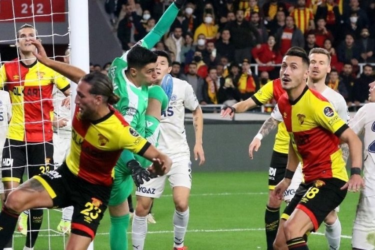 Fenerbah&ccedil;e isyanlarda! Futbolcular hocaya kazan kaldırdı