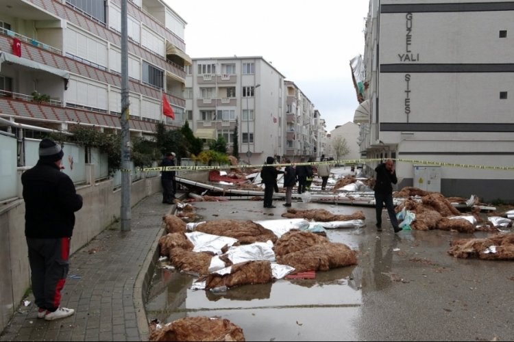 Bursa'da fırtınanın vurduğu Gemlik'te temizlik &ccedil;alışması başladı