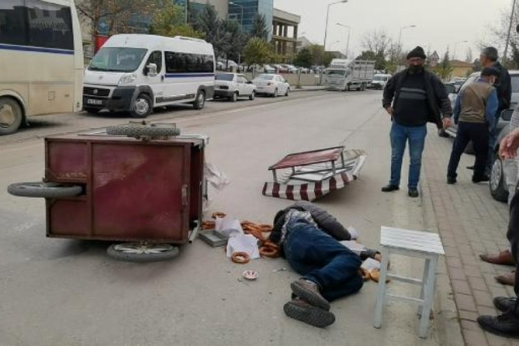 Bursa'da lodosun devirdiği simit arabasının altında kalan simit&ccedil;i yoğun bakımda