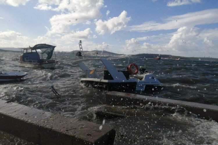 İzmir'de fırtına sebebiyle tekneler alabora oldu
