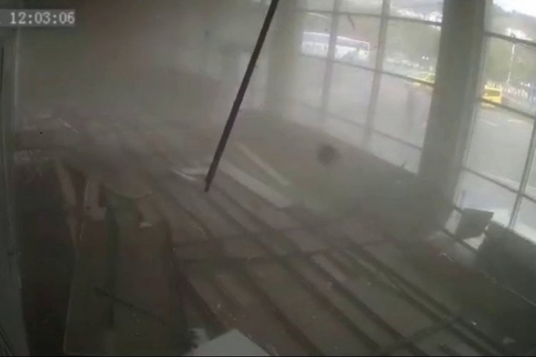 Otob&uuml;s terminalinin &ccedil;atısı &ccedil;&ouml;kt&uuml;, b&uuml;y&uuml;k facia atlattı