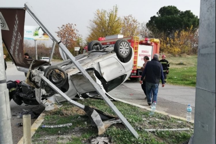 Denizli'de otomobil takla attı, ref&uuml;jde ters kaldı
