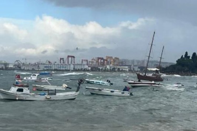 Tuzla'da &ccedil;ok sayıda tekne par&ccedil;alandı, iskele yıkıldı