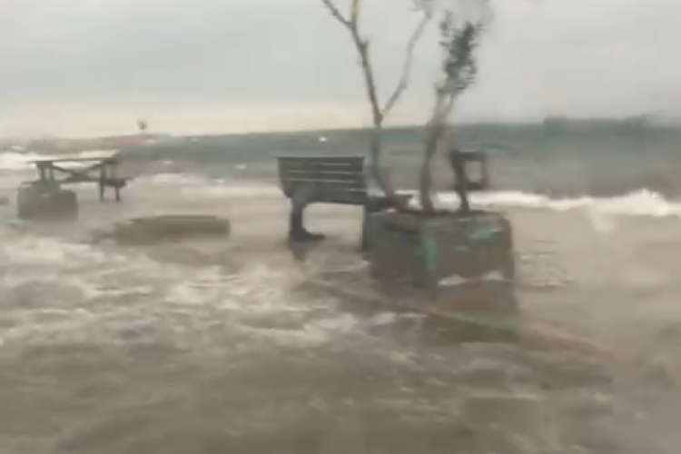 Bursa'da deniz taştı! Yollar g&ouml;le d&ouml;nd&uuml;