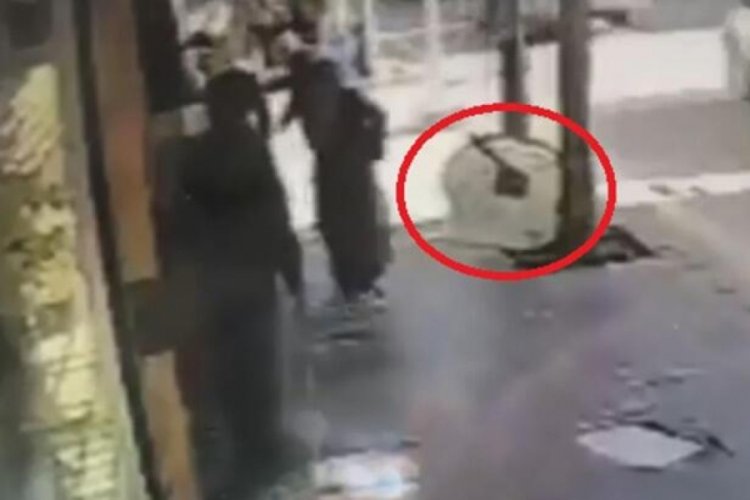 Niğde'de kaldırımda y&uuml;r&uuml;yen adamın kafasına &ccedil;anak anten d&uuml;şt&uuml;!