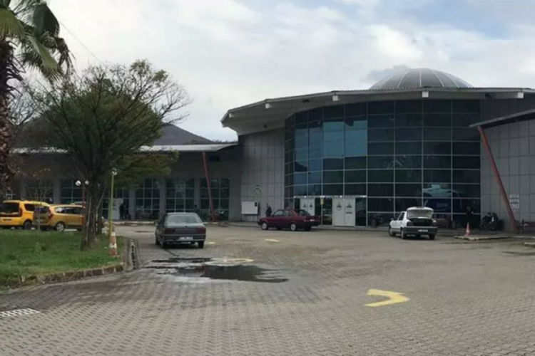 Fırtınanın etkisiyle otob&uuml;s terminalinin asma tavanı &ccedil;&ouml;kt&uuml;