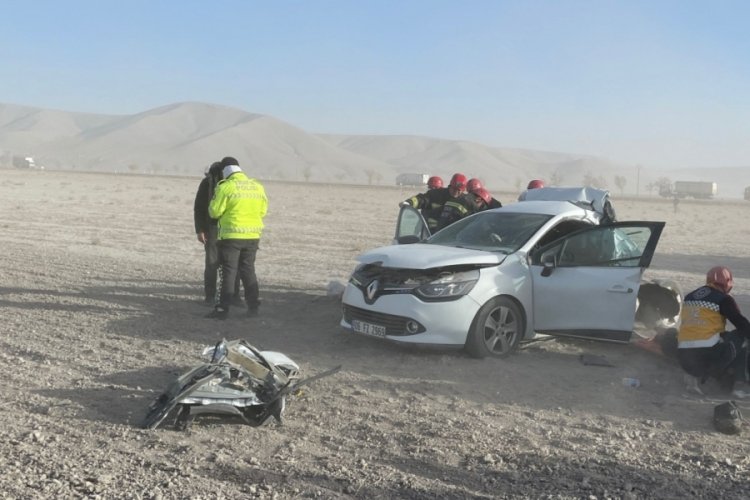 Konya'da kamyonla otomobil &ccedil;arpıştı: 2 &ouml;l&uuml;, 1 yaralı
