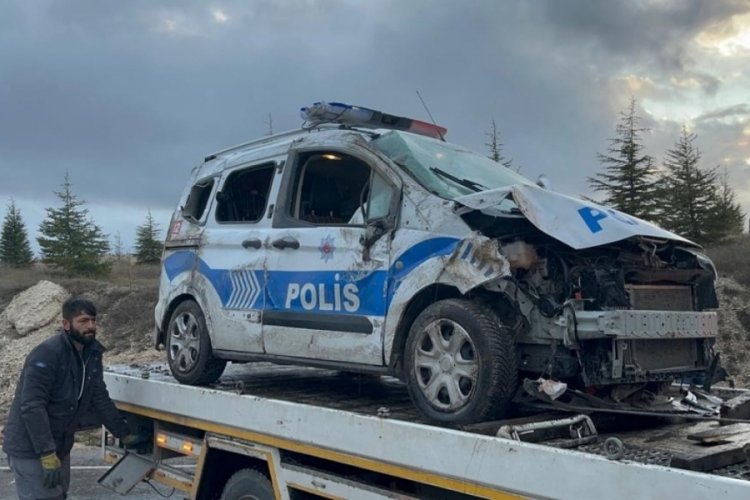 &Ouml;n&uuml;ne hayvan &ccedil;ıkan polis aracı kontrol&uuml;n&uuml; kaybetti, takla attı