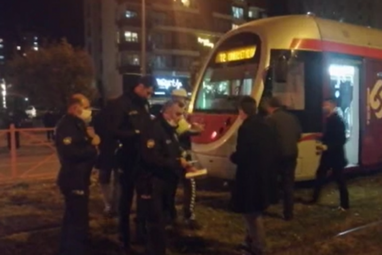 Tramvayın altında can pazarı