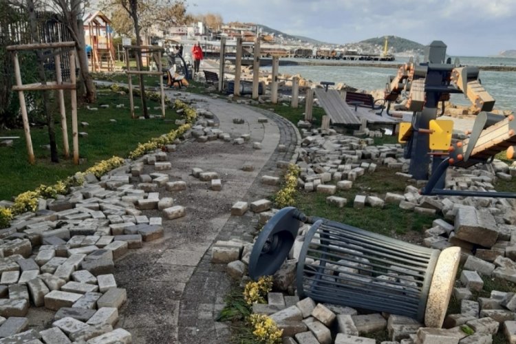 B&uuml;y&uuml;kada'da lodos nedeniyle iskele hasar aldı, yollar su altında kaldı