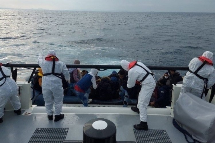 Yunanistan'ın &ouml;l&uuml;me ittiği g&ouml;&ccedil;menleri Sahil G&uuml;venlik kurtardı