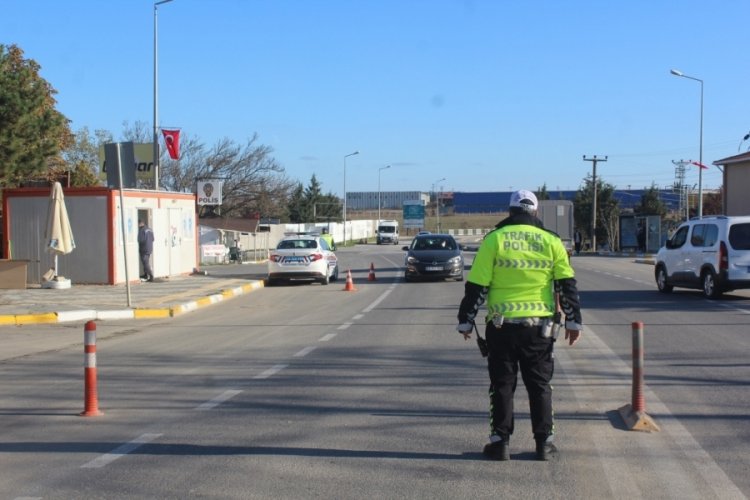 Uygulamadan ka&ccedil;maya &ccedil;alışan otomobilden uyuşturucu &ccedil;ıktı