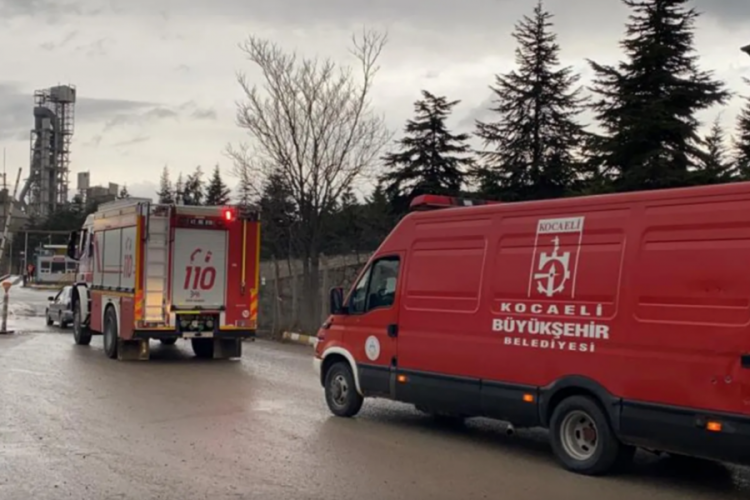 Kocaeli'de &ccedil;imento fabrikasında yangın &ccedil;ıktı