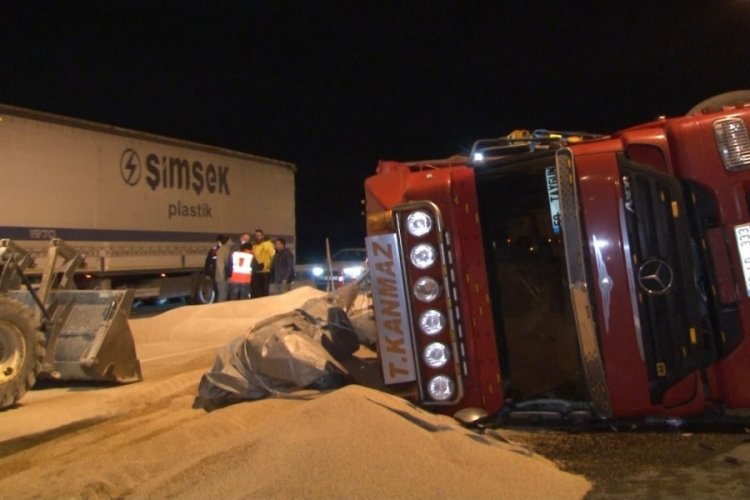 Kuzey Marmara Otoyolu'nda buğday y&uuml;kl&uuml; tır devrildi: 2 yaralı