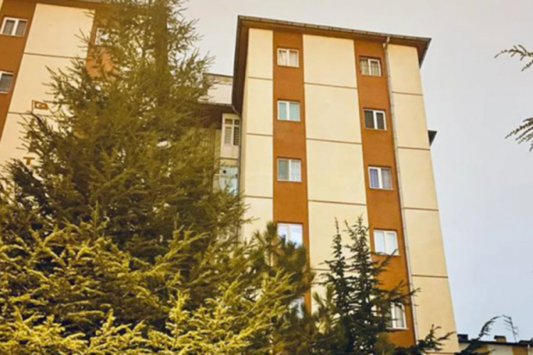 Terk eden eşine kızıp evi ateşe verdi