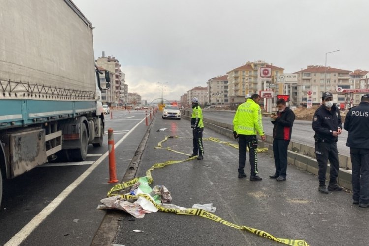 Kamyonun &ccedil;arptığı kadın feci şekilde can verdi